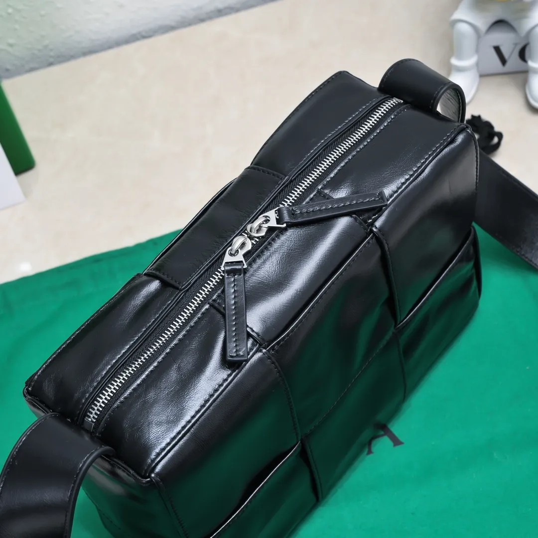 Batch 1920 BV 2023 Early Spring Series Classic Imagination @INTO1 Mika wore the 2023 Early Spring Series and appeared on the cover of the January 2023 issue of "Figaro Homme". Interpret the new Arco camera bag to express your individual style. The retro style of classic woven wax leather is really amazing, and the natural wrinkle texture makes each bag unique. Really, every time I see someone carrying it on the road, I can’t help but turn around and take a few more glances. ✅The bag is lightweight, the capacity is impressive, and it can be packed very well. ✅Retro oil wax leather, versatile in style and can hide scratches ✅Super strong design but low-key enough🙈 Style number: 9982# Size: 28*18*9